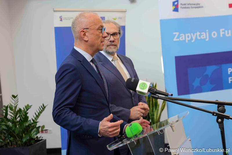 W Lubuskim Centrum Cyfryzacji w Gorzowie Wlkp. 24 marca 2025 r. odbyła się konferencja poświęcona rozwojowi bezpieczeństwa cyfrowego w regionie. W otwarciu roboczego spotkania „Rozwój e-usług w województwie lubuskim – SOC” uczestniczył marszałek województwa lubuskiego Marcin Jabłoński.