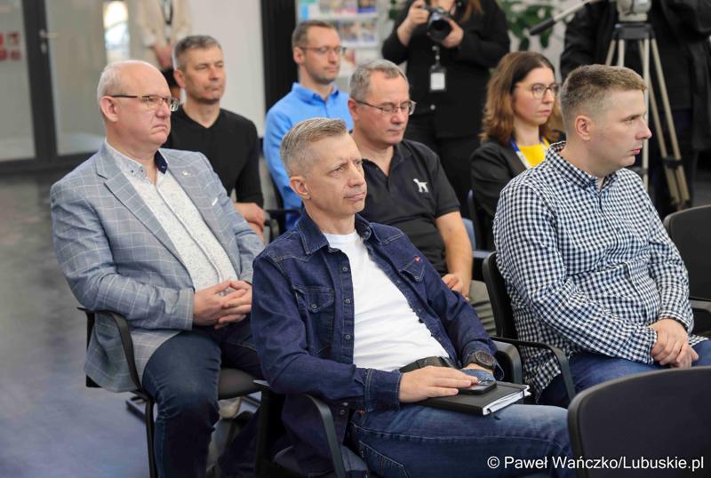 W Lubuskim Centrum Cyfryzacji w Gorzowie Wlkp. 24 marca 2025 r. odbyła się konferencja poświęcona rozwojowi bezpieczeństwa cyfrowego w regionie. W otwarciu roboczego spotkania „Rozwój e-usług w województwie lubuskim – SOC” uczestniczył marszałek województwa lubuskiego Marcin Jabłoński.