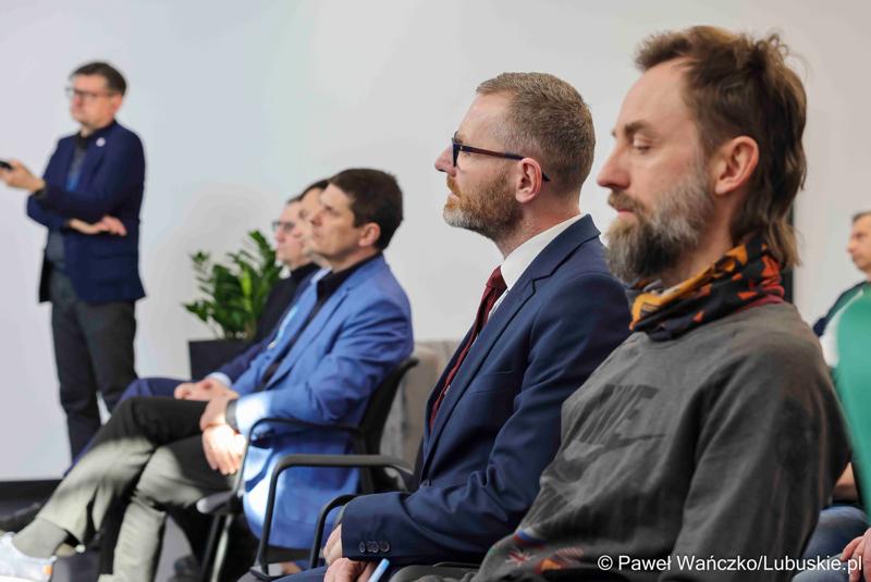 W Lubuskim Centrum Cyfryzacji w Gorzowie Wlkp. 24 marca 2025 r. odbyła się konferencja poświęcona rozwojowi bezpieczeństwa cyfrowego w regionie. W otwarciu roboczego spotkania „Rozwój e-usług w województwie lubuskim – SOC” uczestniczył marszałek województwa lubuskiego Marcin Jabłoński.