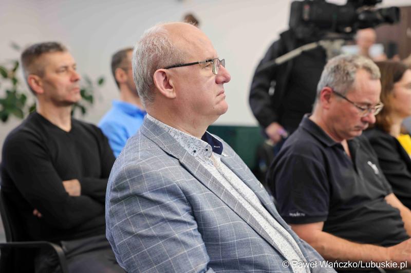 W Lubuskim Centrum Cyfryzacji w Gorzowie Wlkp. 24 marca 2025 r. odbyła się konferencja poświęcona rozwojowi bezpieczeństwa cyfrowego w regionie. W otwarciu roboczego spotkania „Rozwój e-usług w województwie lubuskim – SOC” uczestniczył marszałek województwa lubuskiego Marcin Jabłoński.