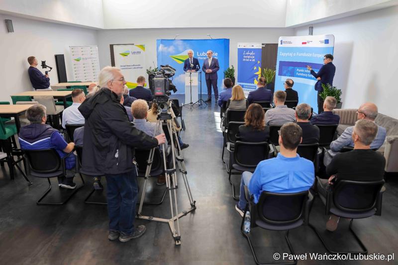 W Lubuskim Centrum Cyfryzacji w Gorzowie Wlkp. 24 marca 2025 r. odbyła się konferencja poświęcona rozwojowi bezpieczeństwa cyfrowego w regionie. W otwarciu roboczego spotkania „Rozwój e-usług w województwie lubuskim – SOC” uczestniczył marszałek województwa lubuskiego Marcin Jabłoński.