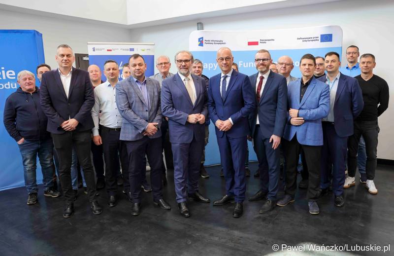 W Lubuskim Centrum Cyfryzacji w Gorzowie Wlkp. 24 marca 2025 r. odbyła się konferencja poświęcona rozwojowi bezpieczeństwa cyfrowego w regionie. W otwarciu roboczego spotkania „Rozwój e-usług w województwie lubuskim – SOC” uczestniczył marszałek województwa lubuskiego Marcin Jabłoński.