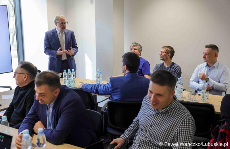 W Lubuskim Centrum Cyfryzacji w Gorzowie Wlkp. 24 marca 2025 r. odbyła się konferencja poświęcona rozwojowi bezpieczeństwa cyfrowego w regionie. W otwarciu roboczego spotkania „Rozwój e-usług w województwie lubuskim – SOC” uczestniczył marszałek województwa lubuskiego Marcin Jabłoński.