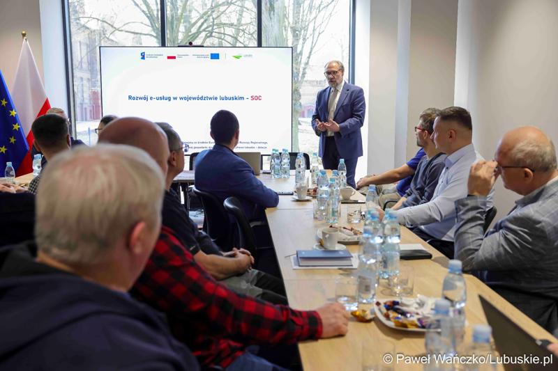 W Lubuskim Centrum Cyfryzacji w Gorzowie Wlkp. 24 marca 2025 r. odbyła się konferencja poświęcona rozwojowi bezpieczeństwa cyfrowego w regionie. W otwarciu roboczego spotkania „Rozwój e-usług w województwie lubuskim – SOC” uczestniczył marszałek województwa lubuskiego Marcin Jabłoński.