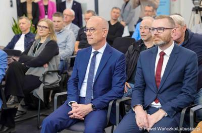 W Lubuskim Centrum Cyfryzacji w Gorzowie Wlkp. 24 marca 2025 r. odbyła się konferencja poświęcona rozwojowi bezpieczeństwa cyfrowego w regionie. W otwarciu roboczego spotkania „Rozwój e-usług w województwie lubuskim – SOC” uczestniczył marszałek województwa lubuskiego Marcin Jabłoński.

