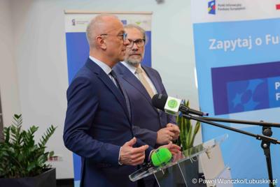W Lubuskim Centrum Cyfryzacji w Gorzowie Wlkp. 24 marca 2025 r. odbyła się konferencja poświęcona rozwojowi bezpieczeństwa cyfrowego w regionie. W otwarciu roboczego spotkania „Rozwój e-usług w województwie lubuskim – SOC” uczestniczył marszałek województwa lubuskiego Marcin Jabłoński.


