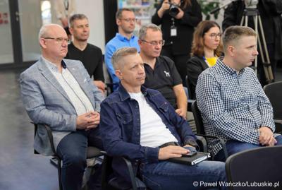 W Lubuskim Centrum Cyfryzacji w Gorzowie Wlkp. 24 marca 2025 r. odbyła się konferencja poświęcona rozwojowi bezpieczeństwa cyfrowego w regionie. W otwarciu roboczego spotkania „Rozwój e-usług w województwie lubuskim – SOC” uczestniczył marszałek województwa lubuskiego Marcin Jabłoński.

