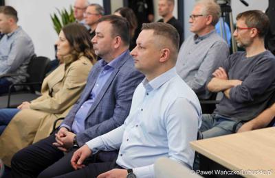 W Lubuskim Centrum Cyfryzacji w Gorzowie Wlkp. 24 marca 2025 r. odbyła się konferencja poświęcona rozwojowi bezpieczeństwa cyfrowego w regionie. W otwarciu roboczego spotkania „Rozwój e-usług w województwie lubuskim – SOC” uczestniczył marszałek województwa lubuskiego Marcin Jabłoński.

