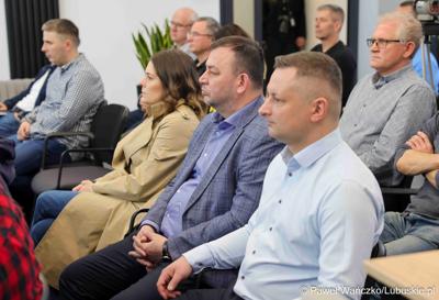 W Lubuskim Centrum Cyfryzacji w Gorzowie Wlkp. 24 marca 2025 r. odbyła się konferencja poświęcona rozwojowi bezpieczeństwa cyfrowego w regionie. W otwarciu roboczego spotkania „Rozwój e-usług w województwie lubuskim – SOC” uczestniczył marszałek województwa lubuskiego Marcin Jabłoński.

