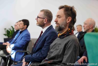 W Lubuskim Centrum Cyfryzacji w Gorzowie Wlkp. 24 marca 2025 r. odbyła się konferencja poświęcona rozwojowi bezpieczeństwa cyfrowego w regionie. W otwarciu roboczego spotkania „Rozwój e-usług w województwie lubuskim – SOC” uczestniczył marszałek województwa lubuskiego Marcin Jabłoński.

