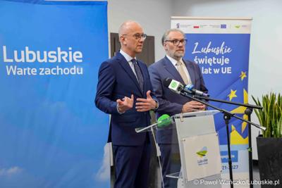 W Lubuskim Centrum Cyfryzacji w Gorzowie Wlkp. 24 marca 2025 r. odbyła się konferencja poświęcona rozwojowi bezpieczeństwa cyfrowego w regionie. W otwarciu roboczego spotkania „Rozwój e-usług w województwie lubuskim – SOC” uczestniczył marszałek województwa lubuskiego Marcin Jabłoński.

