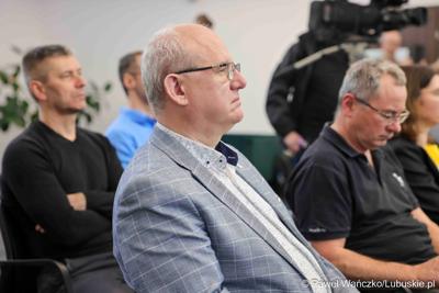 W Lubuskim Centrum Cyfryzacji w Gorzowie Wlkp. 24 marca 2025 r. odbyła się konferencja poświęcona rozwojowi bezpieczeństwa cyfrowego w regionie. W otwarciu roboczego spotkania „Rozwój e-usług w województwie lubuskim – SOC” uczestniczył marszałek województwa lubuskiego Marcin Jabłoński.

