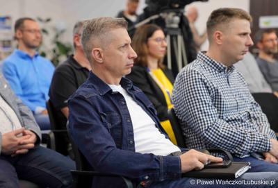W Lubuskim Centrum Cyfryzacji w Gorzowie Wlkp. 24 marca 2025 r. odbyła się konferencja poświęcona rozwojowi bezpieczeństwa cyfrowego w regionie. W otwarciu roboczego spotkania „Rozwój e-usług w województwie lubuskim – SOC” uczestniczył marszałek województwa lubuskiego Marcin Jabłoński.

