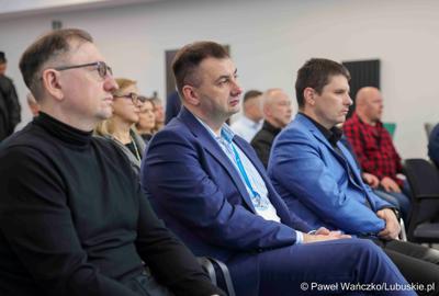W Lubuskim Centrum Cyfryzacji w Gorzowie Wlkp. 24 marca 2025 r. odbyła się konferencja poświęcona rozwojowi bezpieczeństwa cyfrowego w regionie. W otwarciu roboczego spotkania „Rozwój e-usług w województwie lubuskim – SOC” uczestniczył marszałek województwa lubuskiego Marcin Jabłoński.

