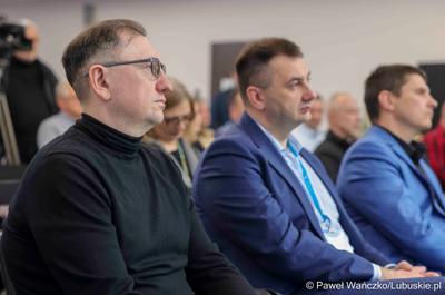 W Lubuskim Centrum Cyfryzacji w Gorzowie Wlkp. 24 marca 2025 r. odbyła się konferencja poświęcona rozwojowi bezpieczeństwa cyfrowego w regionie. W otwarciu roboczego spotkania „Rozwój e-usług w województwie lubuskim – SOC” uczestniczył marszałek województwa lubuskiego Marcin Jabłoński.

