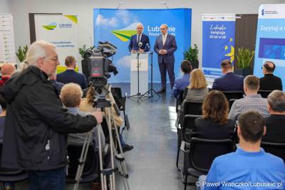 W Lubuskim Centrum Cyfryzacji w Gorzowie Wlkp. 24 marca 2025 r. odbyła się konferencja poświęcona rozwojowi bezpieczeństwa cyfrowego w regionie. W otwarciu roboczego spotkania „Rozwój e-usług w województwie lubuskim – SOC” uczestniczył marszałek województwa lubuskiego Marcin Jabłoński.

