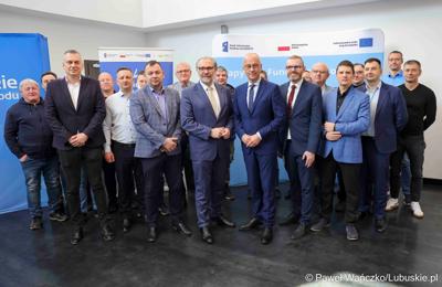 W Lubuskim Centrum Cyfryzacji w Gorzowie Wlkp. 24 marca 2025 r. odbyła się konferencja poświęcona rozwojowi bezpieczeństwa cyfrowego w regionie. W otwarciu roboczego spotkania „Rozwój e-usług w województwie lubuskim – SOC” uczestniczył marszałek województwa lubuskiego Marcin Jabłoński.


