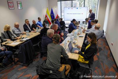 W Lubuskim Centrum Cyfryzacji w Gorzowie Wlkp. 24 marca 2025 r. odbyła się konferencja poświęcona rozwojowi bezpieczeństwa cyfrowego w regionie. W otwarciu roboczego spotkania „Rozwój e-usług w województwie lubuskim – SOC” uczestniczył marszałek województwa lubuskiego Marcin Jabłoński.

