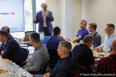 W Lubuskim Centrum Cyfryzacji w Gorzowie Wlkp. 24 marca 2025 r. odbyła się konferencja poświęcona rozwojowi bezpieczeństwa cyfrowego w regionie. W otwarciu roboczego spotkania „Rozwój e-usług w województwie lubuskim – SOC” uczestniczył marszałek województwa lubuskiego Marcin Jabłoński.

