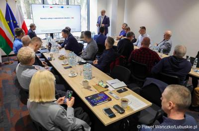 W Lubuskim Centrum Cyfryzacji w Gorzowie Wlkp. 24 marca 2025 r. odbyła się konferencja poświęcona rozwojowi bezpieczeństwa cyfrowego w regionie. W otwarciu roboczego spotkania „Rozwój e-usług w województwie lubuskim – SOC” uczestniczył marszałek województwa lubuskiego Marcin Jabłoński.

