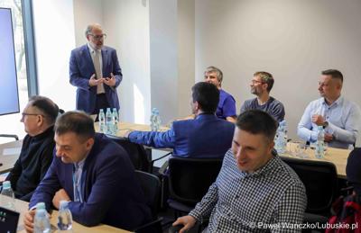 W Lubuskim Centrum Cyfryzacji w Gorzowie Wlkp. 24 marca 2025 r. odbyła się konferencja poświęcona rozwojowi bezpieczeństwa cyfrowego w regionie. W otwarciu roboczego spotkania „Rozwój e-usług w województwie lubuskim – SOC” uczestniczył marszałek województwa lubuskiego Marcin Jabłoński.


