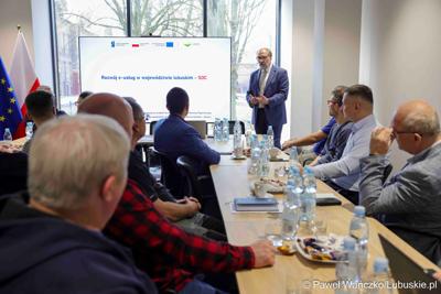 W Lubuskim Centrum Cyfryzacji w Gorzowie Wlkp. 24 marca 2025 r. odbyła się konferencja poświęcona rozwojowi bezpieczeństwa cyfrowego w regionie. W otwarciu roboczego spotkania „Rozwój e-usług w województwie lubuskim – SOC” uczestniczył marszałek województwa lubuskiego Marcin Jabłoński.

