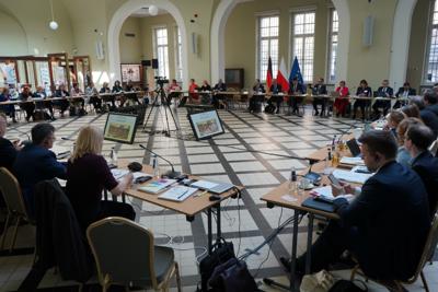 26 marca 2025 r. w Sali Polskiej w Oddziale Okręgowym NBP w Krakowie marszałek  wojewódzwa lubuskiego Marcin Jabłoński otworzył 49. obrady Komitetu ds. Współpracy Międzyregionalnej Polsko-Niemieckiej Komisji Międzyrządowej ds. Współpracy Regionalnej i Przygranicznej. 