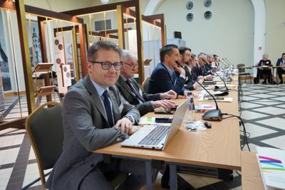 26 marca 2025 r. w Sali Polskiej w Oddziale Okręgowym NBP w Krakowie marszałek  wojewódzwa lubuskiego Marcin Jabłoński otworzył 49. obrady Komitetu ds. Współpracy Międzyregionalnej Polsko-Niemieckiej Komisji Międzyrządowej ds. Współpracy Regionalnej i Przygranicznej. 