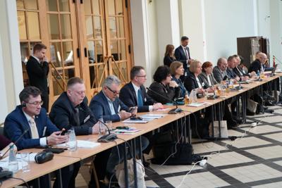 26 marca 2025 r. w Sali Polskiej w Oddziale Okręgowym NBP w Krakowie marszałek  wojewódzwa lubuskiego Marcin Jabłoński otworzył 49. obrady Komitetu ds. Współpracy Międzyregionalnej Polsko-Niemieckiej Komisji Międzyrządowej ds. Współpracy Regionalnej i Przygranicznej. 
