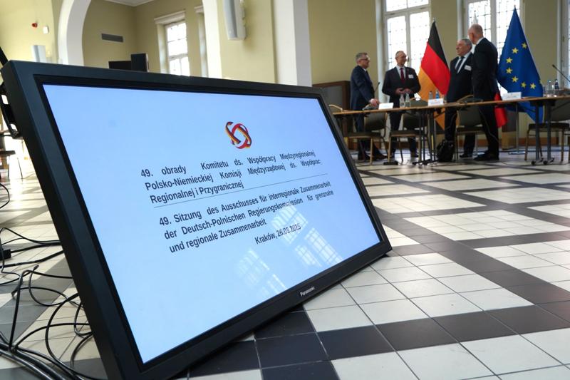 26 marca 2025 r. w Sali Polskiej w Oddziale Okręgowym NBP w Krakowie marszałek  wojewódzwa lubuskiego Marcin Jabłoński otworzył 49. obrady Komitetu ds. Współpracy Międzyregionalnej Polsko-Niemieckiej Komisji Międzyrządowej ds. Współpracy Regionalnej i Przygranicznej.