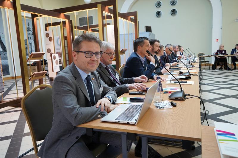 26 marca 2025 r. w Sali Polskiej w Oddziale Okręgowym NBP w Krakowie marszałek  wojewódzwa lubuskiego Marcin Jabłoński otworzył 49. obrady Komitetu ds. Współpracy Międzyregionalnej Polsko-Niemieckiej Komisji Międzyrządowej ds. Współpracy Regionalnej i Przygranicznej.