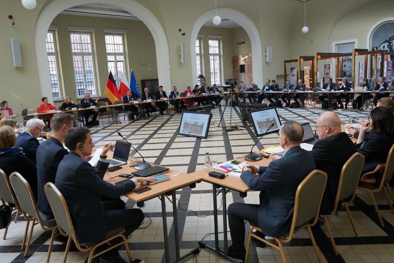 26 marca 2025 r. w Sali Polskiej w Oddziale Okręgowym NBP w Krakowie marszałek  wojewódzwa lubuskiego Marcin Jabłoński otworzył 49. obrady Komitetu ds. Współpracy Międzyregionalnej Polsko-Niemieckiej Komisji Międzyrządowej ds. Współpracy Regionalnej i Przygranicznej.