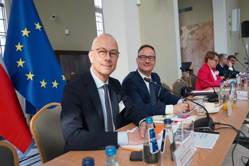 26 marca 2025 r. w Sali Polskiej w Oddziale Okręgowym NBP w Krakowie marszałek  wojewódzwa lubuskiego Marcin Jabłoński otworzył 49. obrady Komitetu ds. Współpracy Międzyregionalnej Polsko-Niemieckiej Komisji Międzyrządowej ds. Współpracy Regionalnej i Przygranicznej.