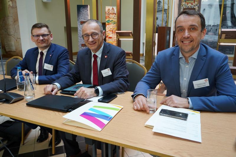 26 marca 2025 r. w Sali Polskiej w Oddziale Okręgowym NBP w Krakowie marszałek  wojewódzwa lubuskiego Marcin Jabłoński otworzył 49. obrady Komitetu ds. Współpracy Międzyregionalnej Polsko-Niemieckiej Komisji Międzyrządowej ds. Współpracy Regionalnej i Przygranicznej.