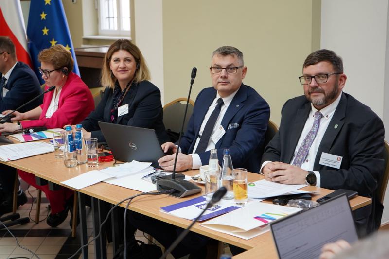 26 marca 2025 r. w Sali Polskiej w Oddziale Okręgowym NBP w Krakowie marszałek  wojewódzwa lubuskiego Marcin Jabłoński otworzył 49. obrady Komitetu ds. Współpracy Międzyregionalnej Polsko-Niemieckiej Komisji Międzyrządowej ds. Współpracy Regionalnej i Przygranicznej.