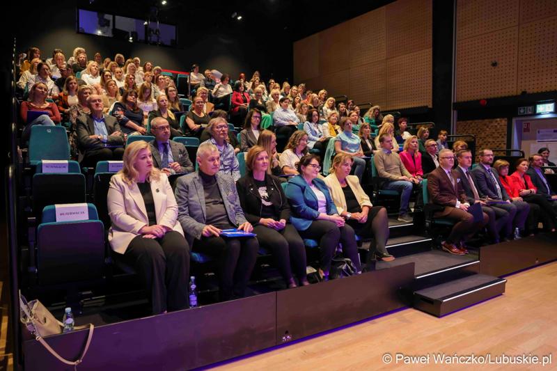 Uczestnicy konferencji pn. Wczesna edukacja w dobie zmian - potrzeby i oczekiwania  XXI wieku, w Centrum Kreatywnej Kultury w Regionalnym Centrum Animacji Kultury w Zielonej Górze