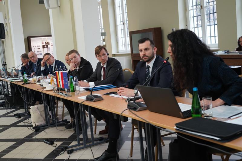 27 marca 2025 r. w Krakowie, w Sali Polskiej Oddziału Okręgowego Narodowego Banku Polskiego, zorganizowano 44. posiedzenie Komitetu ds. Współpracy Przygranicznej Polsko-Niemieckiej Komisji Międzyrządowej ds. Współpracy Regionalnej i Przygranicznej.