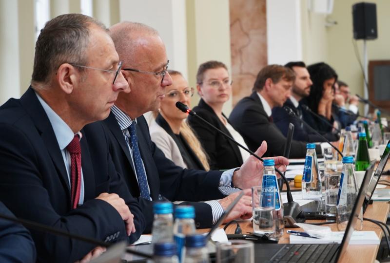 27 marca 2025 r. w Krakowie, w Sali Polskiej Oddziału Okręgowego Narodowego Banku Polskiego, zorganizowano 44. posiedzenie Komitetu ds. Współpracy Przygranicznej Polsko-Niemieckiej Komisji Międzyrządowej ds. Współpracy Regionalnej i Przygranicznej.