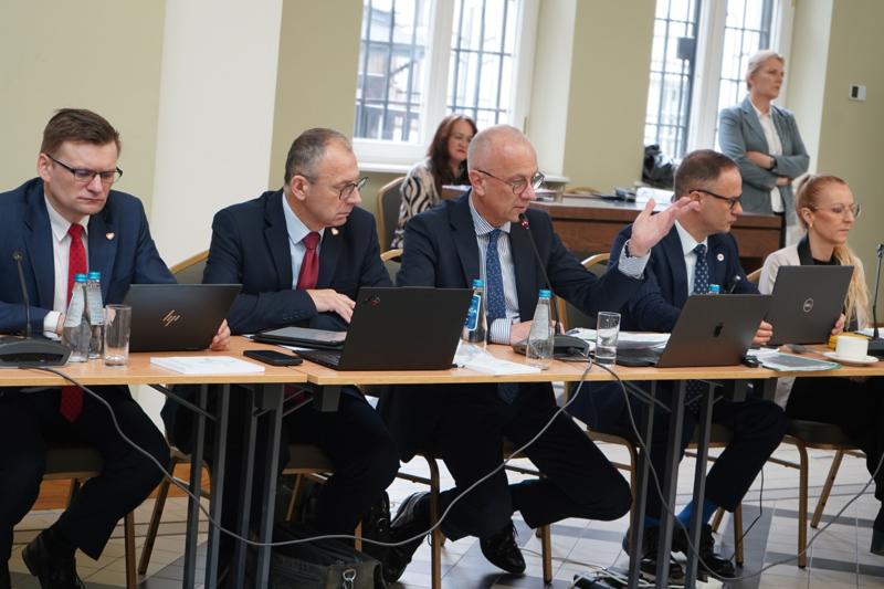 27 marca 2025 r. w Krakowie, w Sali Polskiej Oddziału Okręgowego Narodowego Banku Polskiego, zorganizowano 44. posiedzenie Komitetu ds. Współpracy Przygranicznej Polsko-Niemieckiej Komisji Międzyrządowej ds. Współpracy Regionalnej i Przygranicznej.