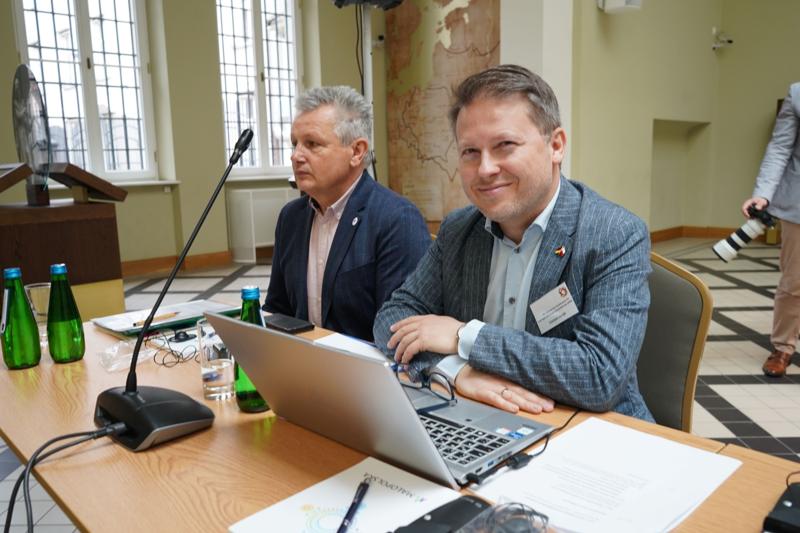 27 marca 2025 r. w Krakowie, w Sali Polskiej Oddziału Okręgowego Narodowego Banku Polskiego, zorganizowano 44. posiedzenie Komitetu ds. Współpracy Przygranicznej Polsko-Niemieckiej Komisji Międzyrządowej ds. Współpracy Regionalnej i Przygranicznej.