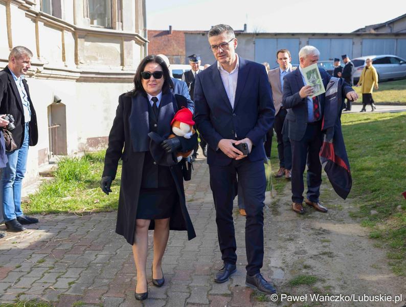 Uroczyste przekazanie nowego lekkiego wozu ratowniczo-gaśniczego dla Ochotniczej Straży Pożarnej w Nowym Kramsku