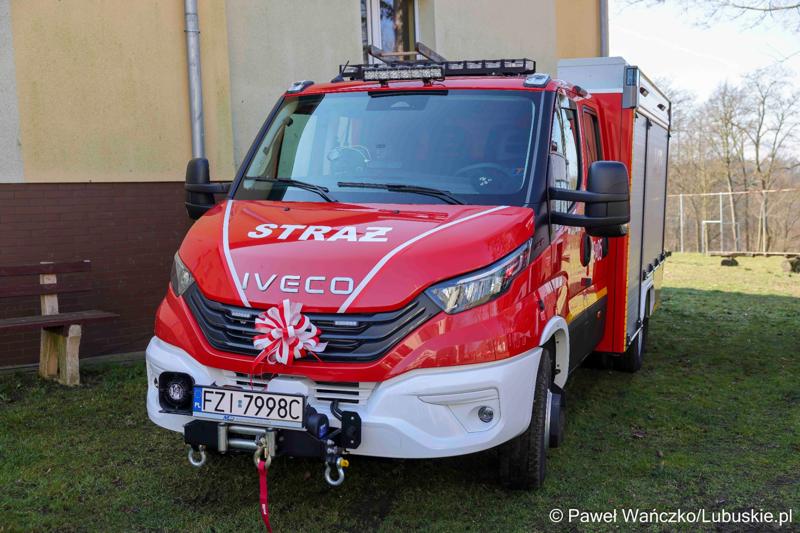 Uroczyste przekazanie nowego lekkiego wozu ratowniczo-gaśniczego dla Ochotniczej Straży Pożarnej w Nowym Kramsku