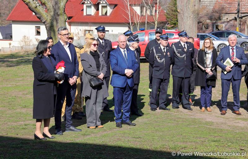 Uroczyste przekazanie nowego lekkiego wozu ratowniczo-gaśniczego dla Ochotniczej Straży Pożarnej w Nowym Kramsku