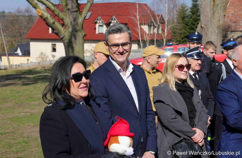 Uroczyste przekazanie nowego lekkiego wozu ratowniczo-gaśniczego dla Ochotniczej Straży Pożarnej w Nowym Kramsku
