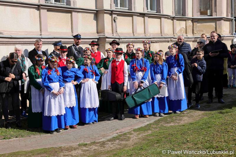Uroczyste przekazanie nowego lekkiego wozu ratowniczo-gaśniczego dla Ochotniczej Straży Pożarnej w Nowym Kramsku