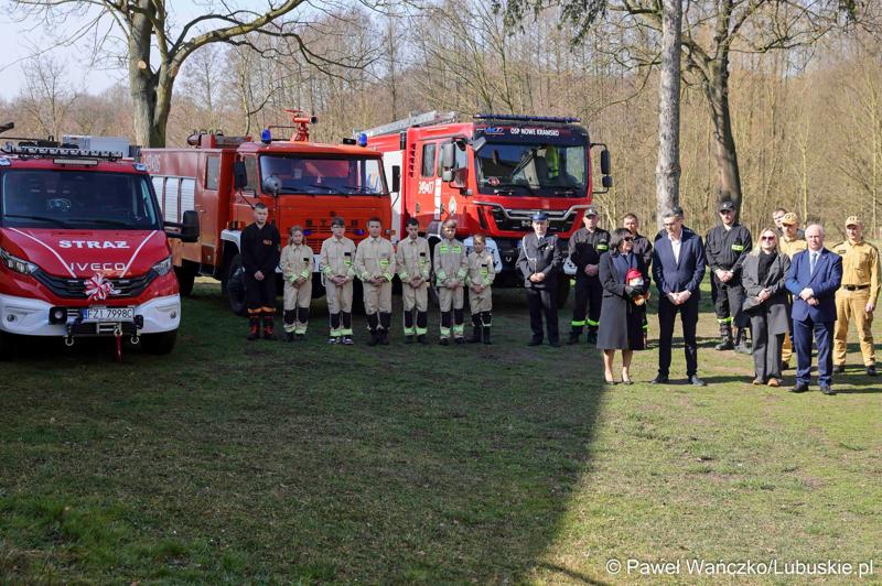 Uroczyste przekazanie nowego lekkiego wozu ratowniczo-gaśniczego dla Ochotniczej Straży Pożarnej w Nowym Kramsku