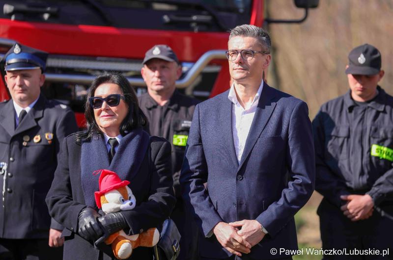 Uroczyste przekazanie nowego lekkiego wozu ratowniczo-gaśniczego dla Ochotniczej Straży Pożarnej w Nowym Kramsku