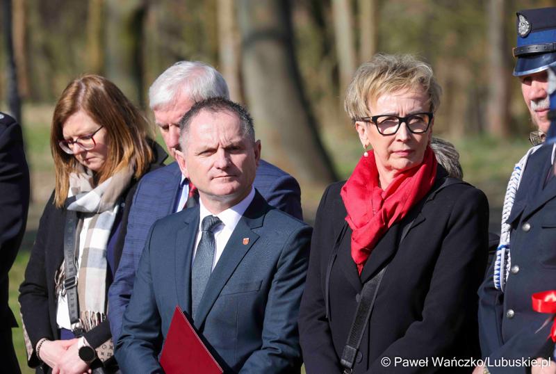 Uroczyste przekazanie nowego lekkiego wozu ratowniczo-gaśniczego dla Ochotniczej Straży Pożarnej w Nowym Kramsku