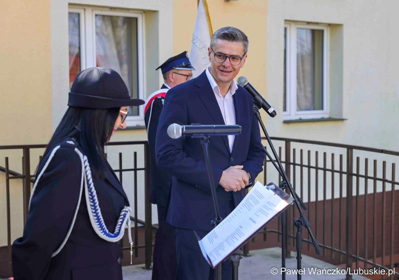Uroczyste przekazanie nowego lekkiego wozu ratowniczo-gaśniczego dla Ochotniczej Straży Pożarnej w Nowym Kramsku