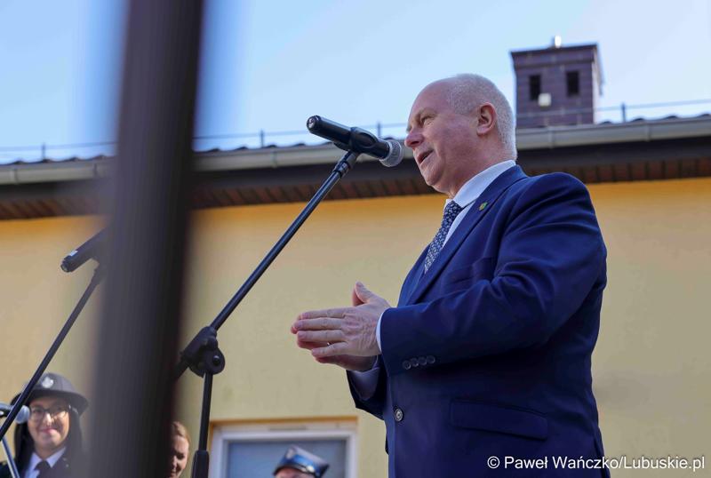 Uroczyste przekazanie nowego lekkiego wozu ratowniczo-gaśniczego dla Ochotniczej Straży Pożarnej w Nowym Kramsku
